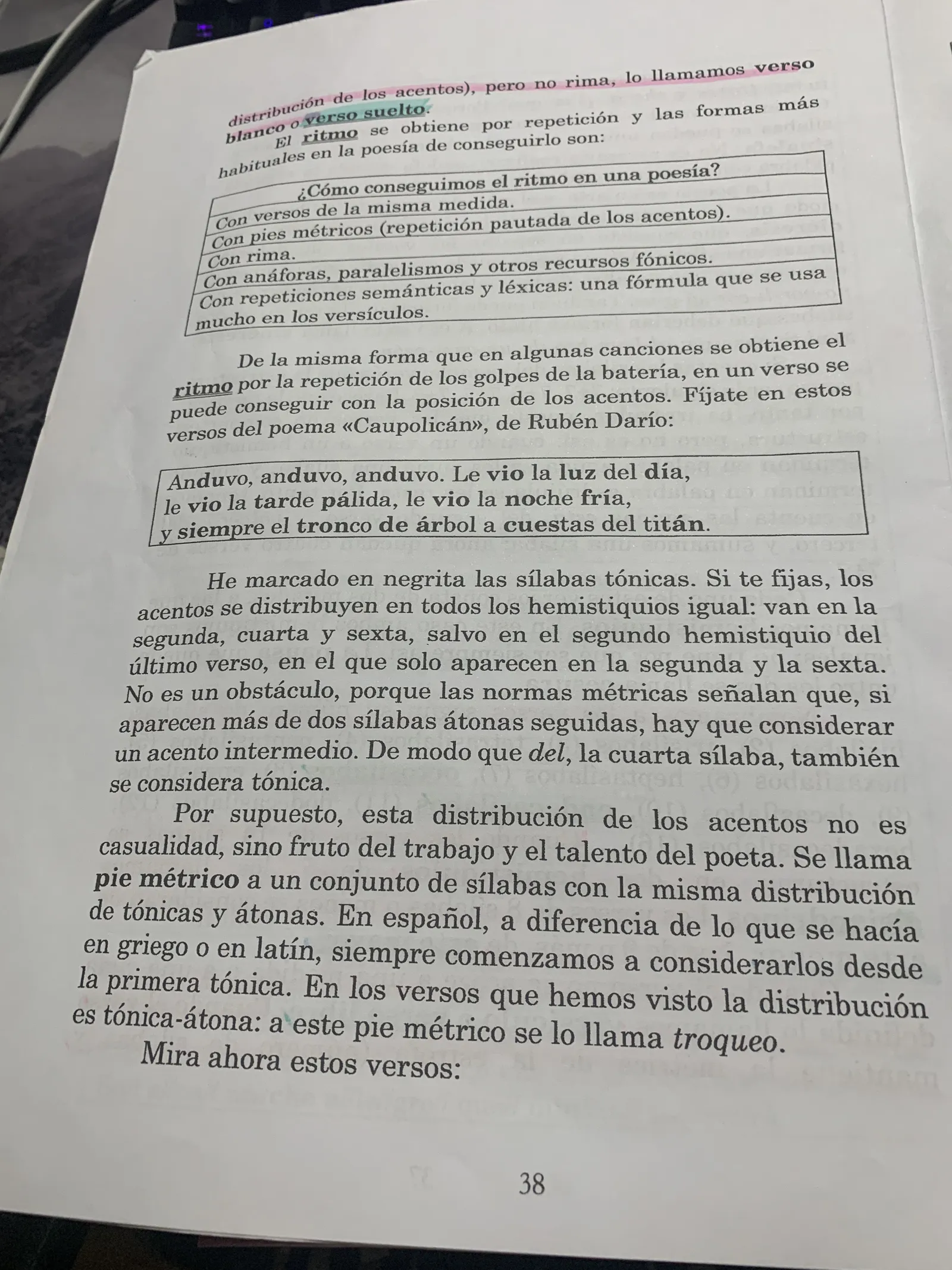 Verso suelto, ritmo por distribución de acentos y pie métrico, con «Caupolicán» de Rubén Darío