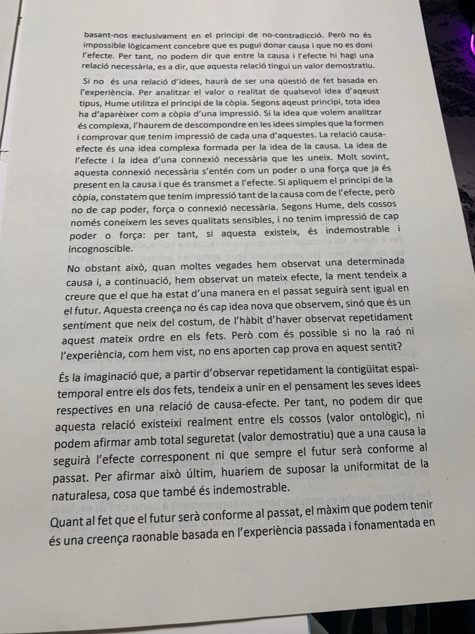 La crítica de Hume al principi de causalitat: contigüitat, costum i la impossibilitat de demostrar la connexió necessària