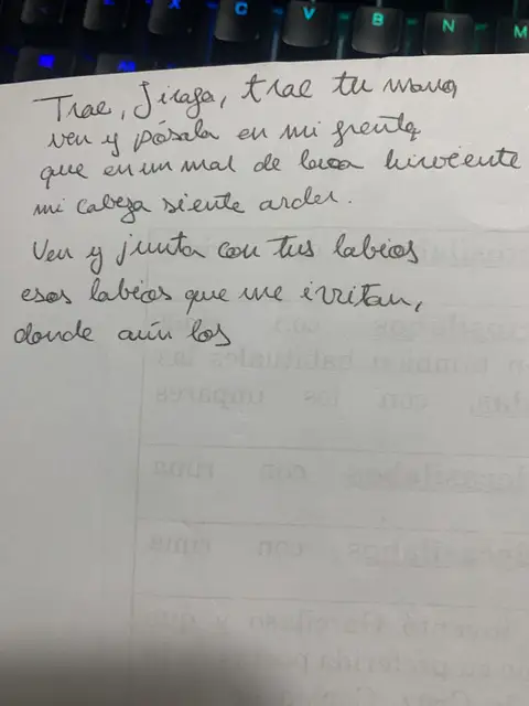 Transcripción manuscrita de un poema en una hoja suelta