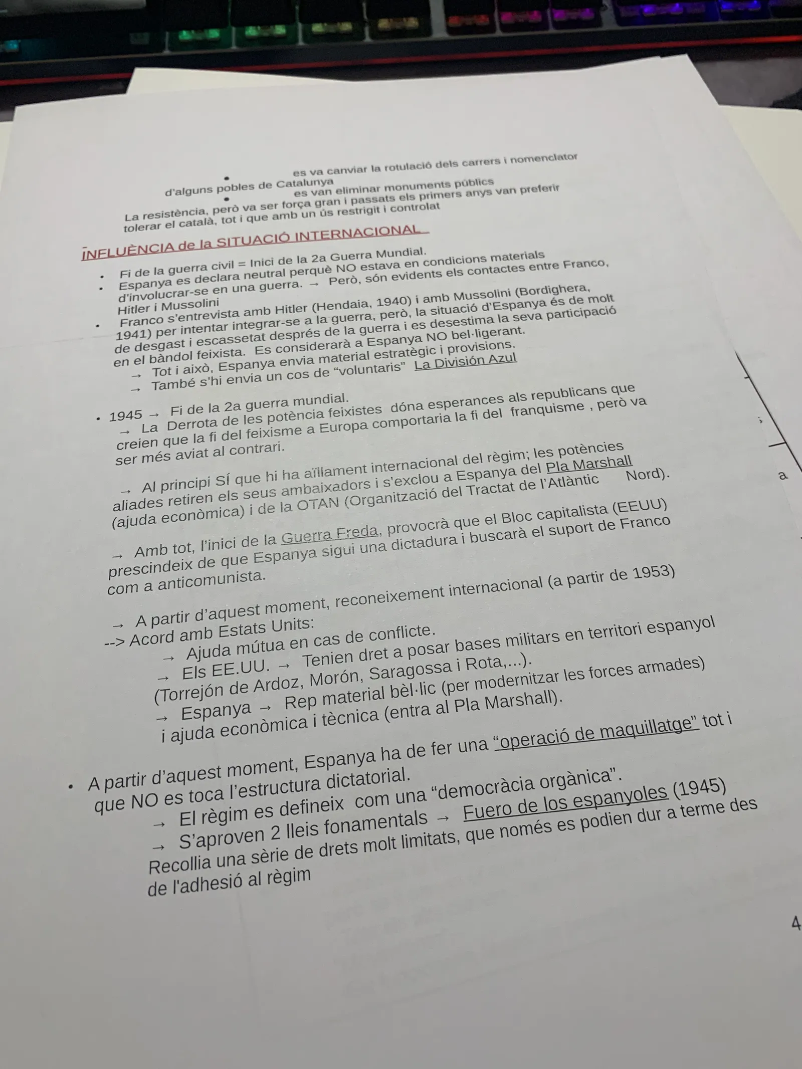 La influència de la Segona Guerra Mundial, l'aïllament i els acords amb els Estats Units de 1953