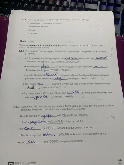 Model PAU: complements sintàctics, parelles de mots (cadascú/cadascun) i perífrasis verbals