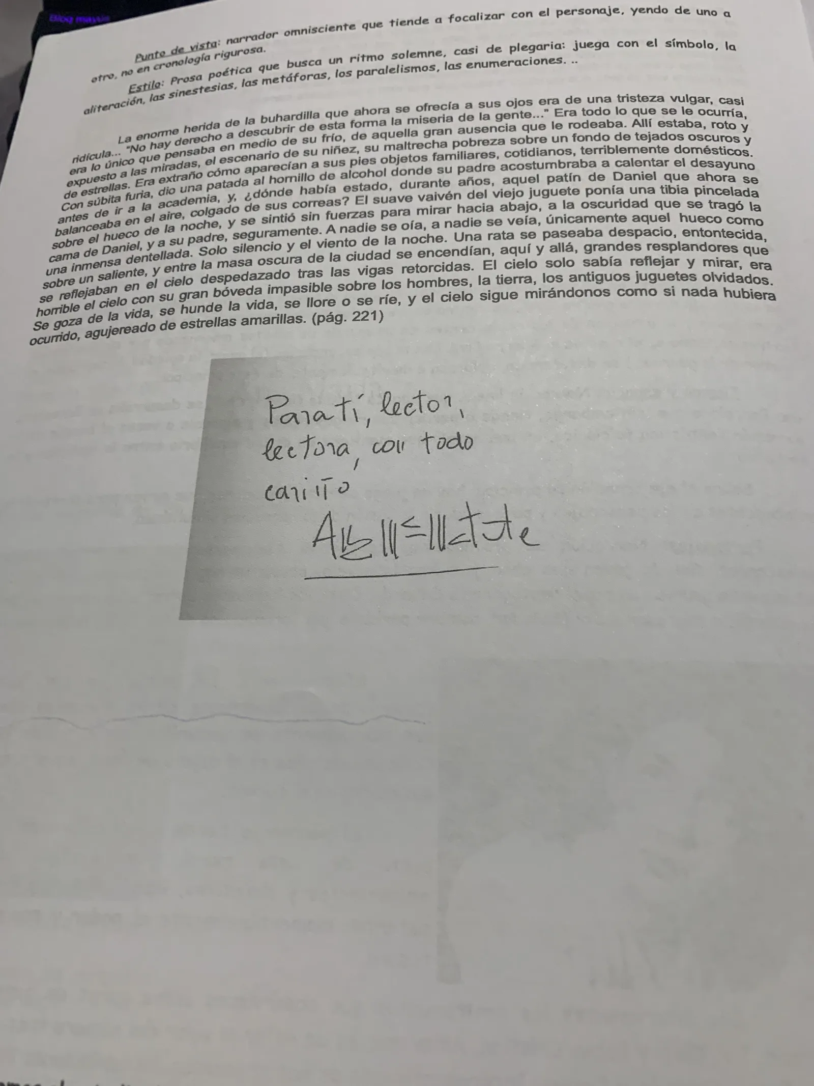 Punto de vista narrativo y estilo de la novela, con la dedicatoria manuscrita de la autora