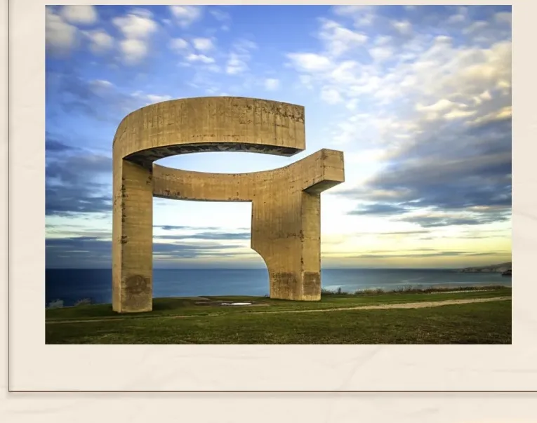 Escultura de formigó a la vora del mar