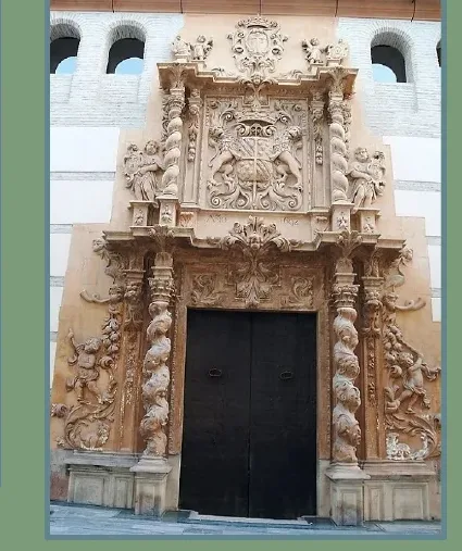 Portal de pedra ricament esculpit
