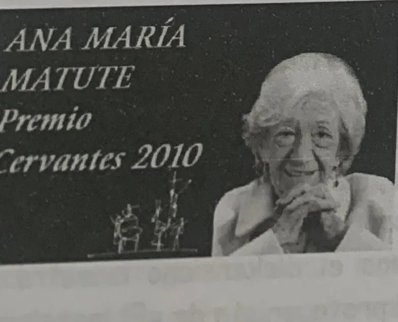 Retrato de Ana María Matute con el Premio Cervantes