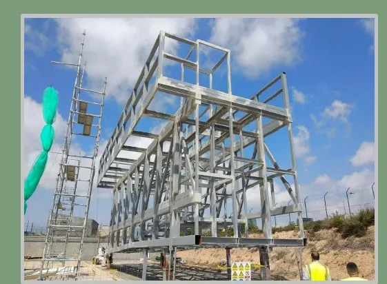Estructura metàl·lica d'un edifici en construcció