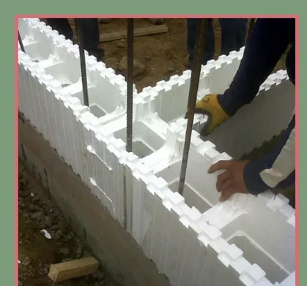 Construcció d'un mur amb blocs i formigó armat