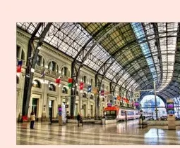 Interior d'una galeria amb sostre de vidre i estructura de ferro