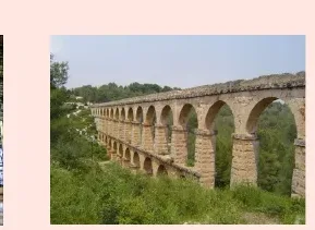 Aqüeducte de pedra amb diversos pisos d'arcs enmig de vegetació